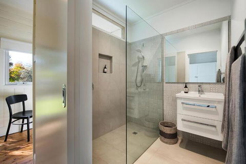 Main Retreat & Cottage - Tourism Hervey Bay 4