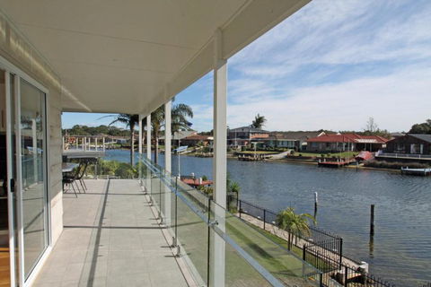 Unbeatable Waterfront Location - Hervey Bay Accommodation 6