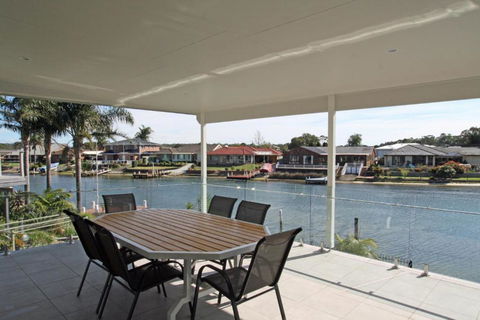 Unbeatable Waterfront Location - Hervey Bay Accommodation 1