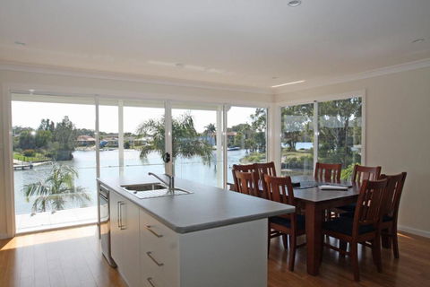 Unbeatable Waterfront Location - Hervey Bay Accommodation 4