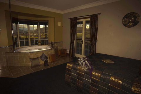 R On The Downs BnB & Spa Cottages - Tourism Hervey Bay 7