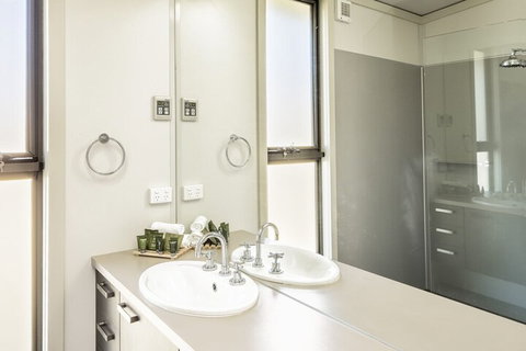 Ecocrackenback 14 Sustainable Luxurious Chalet Close To The Slopes. - Hervey Bay Accommodation 6