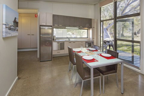 Ecocrackenback 14 Sustainable Luxurious Chalet Close To The Slopes. - Hervey Bay Accommodation 4