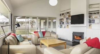 Manna Tree Farm -modern Home With Majestic Views In Stunning Countryside - Hervey Bay Accommodation 1