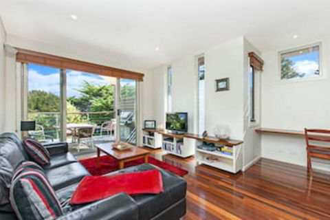 CASTWOOD VILLA No. 1 - Hervey Bay Accommodation 0