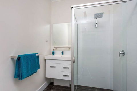 Ocean's 30 - Ultimate Beach Frontage - Hervey Bay Accommodation 5