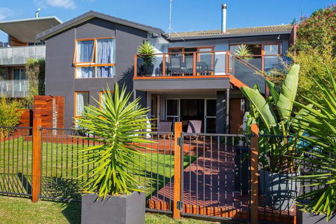 Ocean's 30 - Ultimate Beach Frontage - Hervey Bay Accommodation 2