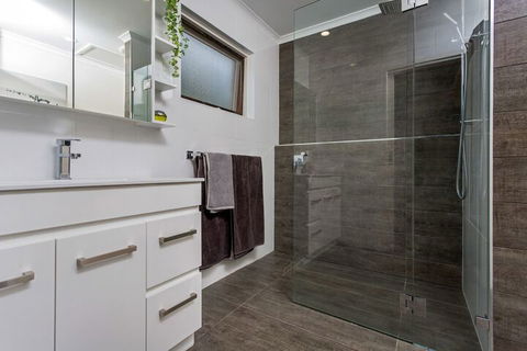 Ocean's 30 - Ultimate Beach Frontage - Hervey Bay Accommodation 3