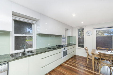 JOHANSSONS PERCH COTTAGE - Hervey Bay Accommodation 4