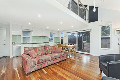 JOHANSSONS PERCH COTTAGE - Hervey Bay Accommodation 0