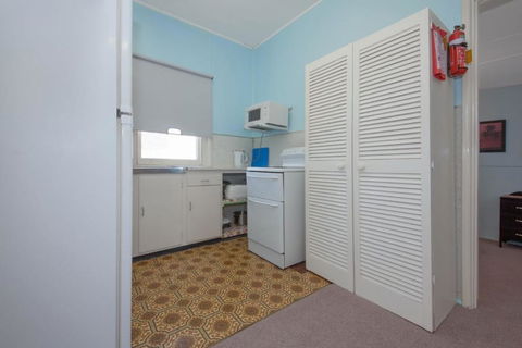 Pacific Units Unit 2 94 Magnus Street - Hervey Bay Accommodation 4