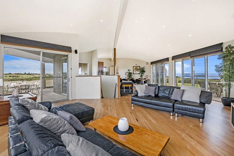 HEARNS BEACH HOUSE - Tourism Hervey Bay 1