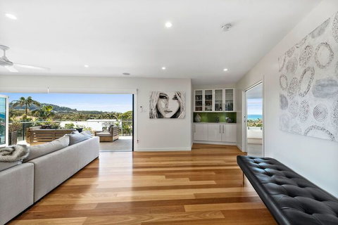 Ultimate Beach House - Hervey Bay Accommodation 2