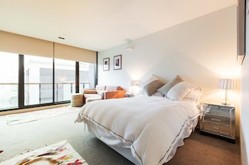CELESTE, 1BDR East Melbourne Apartment - Hervey Bay Accommodation 0
