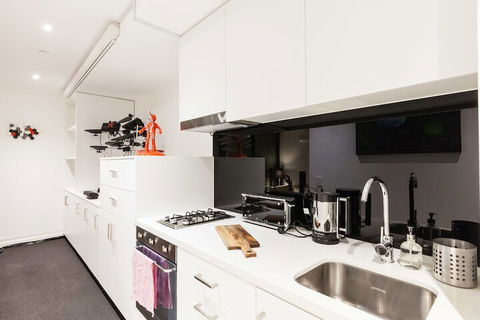 CLARK, 1BDR Melbourne Apartment - Hervey Bay Accommodation 3