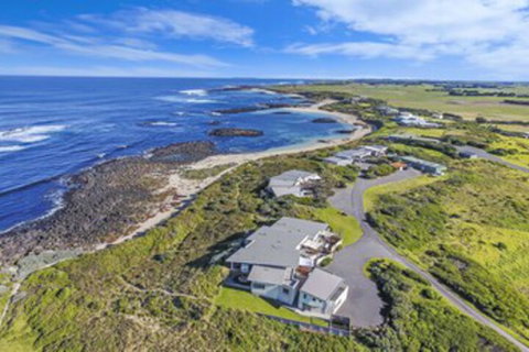HEARNS BEACHSIDE VILLA 9 - Hervey Bay Accommodation 0