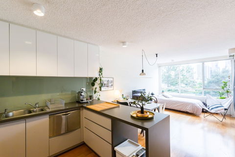 ISAAC, 1BDR South Melbourne Apartment - Tourism Hervey Bay 1