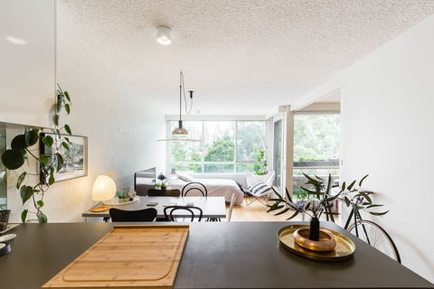 ISAAC, 1BDR South Melbourne Apartment - Tourism Hervey Bay 2