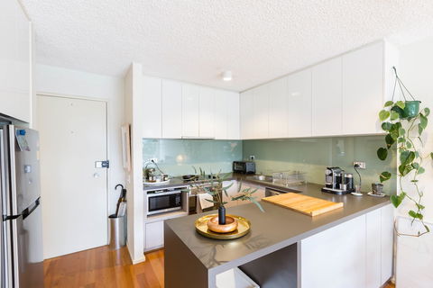 ISAAC, 1BDR South Melbourne Apartment - Tourism Hervey Bay 3