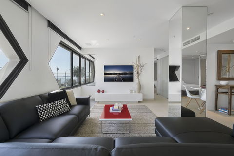 ELAINE, 2BDR St.Kilda Apartment - Hervey Bay Accommodation 1