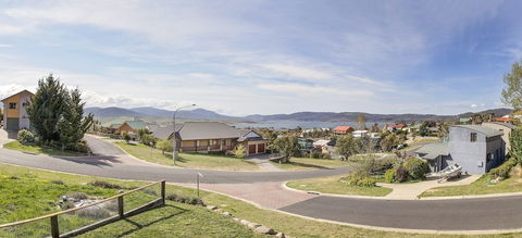 Ned Kelly's Retreat - Sophisticated Style With Modern Convenience And Magical Outlook - Tourism Hervey Bay 1