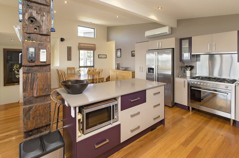 Ned Kelly's Retreat - Sophisticated Style With Modern Convenience And Magical Outlook - Tourism Hervey Bay 5