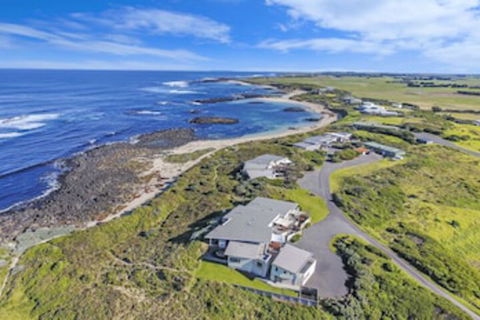 HEARNS BEACHSIDE VILLA 1 - Hervey Bay Accommodation 0