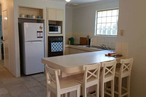 Azure Villa - Hervey Bay Accommodation 3