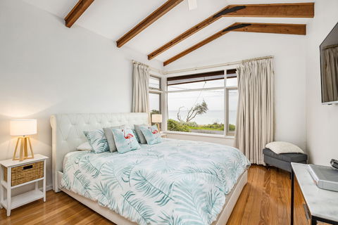 Beach Front Beauty - Hervey Bay Accommodation 3