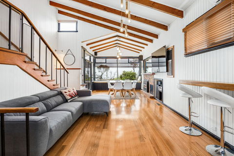 Beach Front Beauty - Hervey Bay Accommodation 2