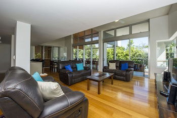 Maggies Beachfront Apt. 12 - Tourism Hervey Bay 0