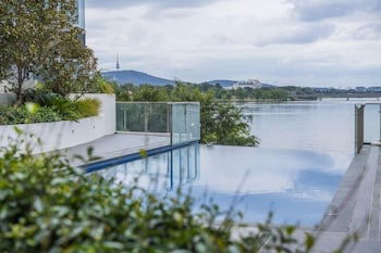 Accommodate Canberra - Lakefront - Hervey Bay Accommodation 2