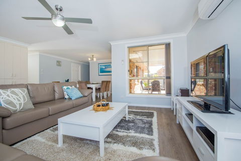Pebble Pde 1 / 14 Fingal Bay - Hervey Bay Accommodation 4