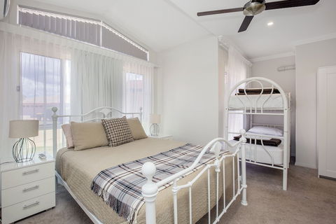 Lakehouse Family Oasis - Hervey Bay Accommodation 5