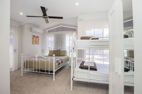 Lakehouse Family Oasis - Hervey Bay Accommodation 4