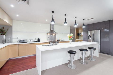 Luxury Bungalow - Hervey Bay Accommodation 3
