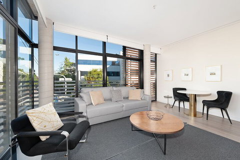 Uber Chic Newtown Designer Pad H392 - Hervey Bay Accommodation 2