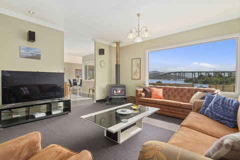 Manfield City Waterfront View Cottage - Hervey Bay Accommodation 4