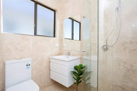 EJ Homes At The Entrance - Hervey Bay Accommodation 7