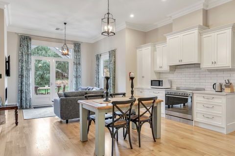 Grandview Accommodation - The Elm Tree Apartments - Tourism Hervey Bay 4