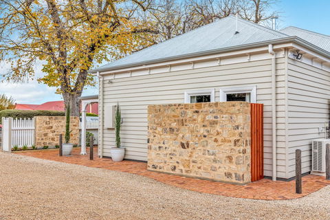 Grandview Accommodation - The Elm Tree Apartments - Tourism Hervey Bay 1