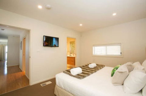 Caves Coastal Bar & Bungalows - Tourism Hervey Bay 3