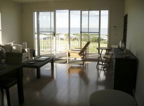 Caves Coastal Bar & Bungalows - Tourism Hervey Bay 4