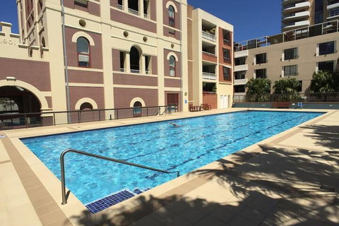 Ample Space In This 1 Bed Apt Also With Pool / Gym - Hervey Bay Accommodation 3