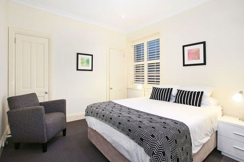 Art Deco In The Cul-de-Sac - Hervey Bay Accommodation 1