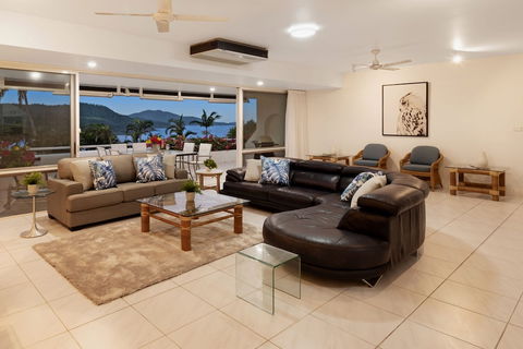 Bella Azure Ocean-view Apartment With Golf Buggy - Hervey Bay Accommodation 3