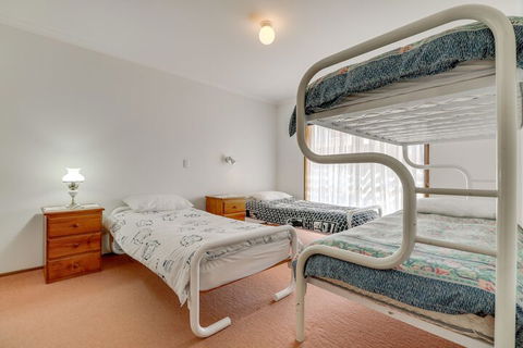 Lowes On The Lakes - Hervey Bay Accommodation 7
