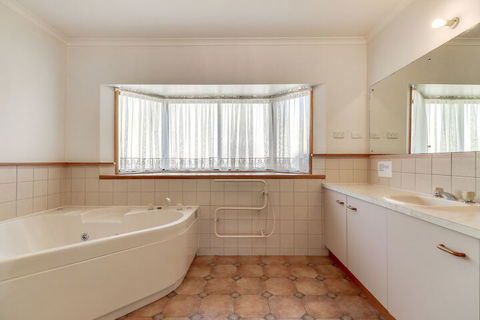 Lowes On The Lakes - Hervey Bay Accommodation 3