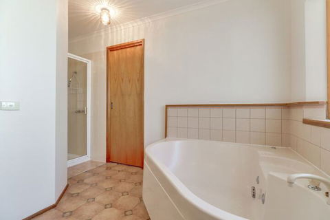 Lowes On The Lakes - Hervey Bay Accommodation 6