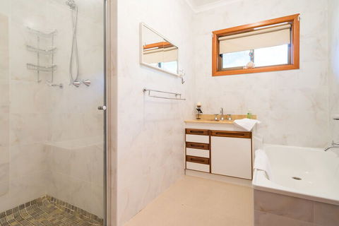 Loquat Hill - Hervey Bay Accommodation 2